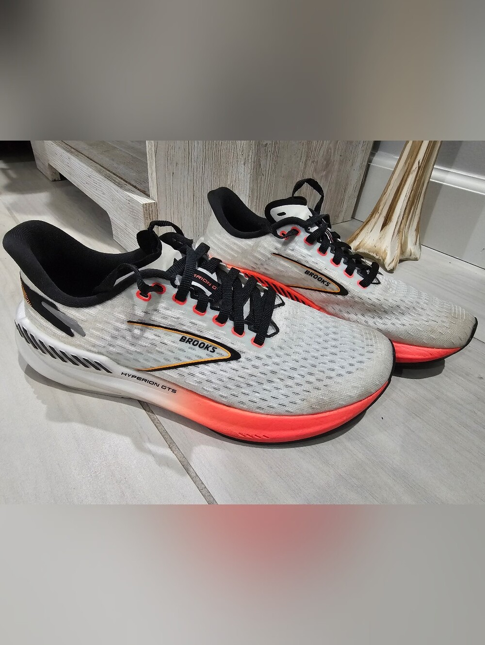 Brooks Hyperion GTS Women’s White Orange Running Shoes Sneakers Size 8.5